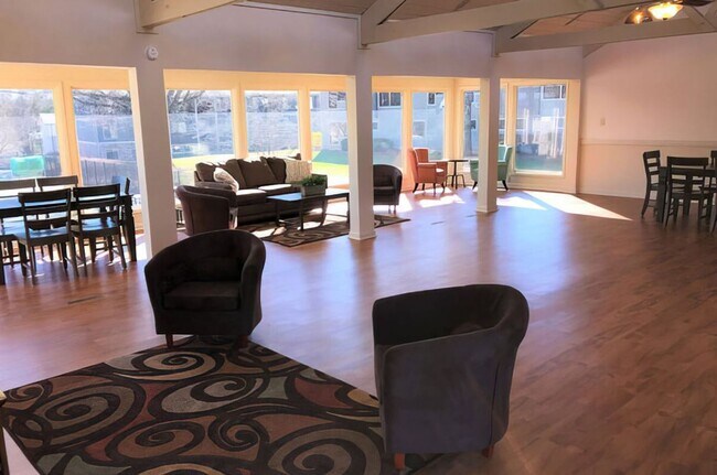 Building Photo - 3 Bed/2 1/2 Bath Pool Pet Friendly Bus line Parking