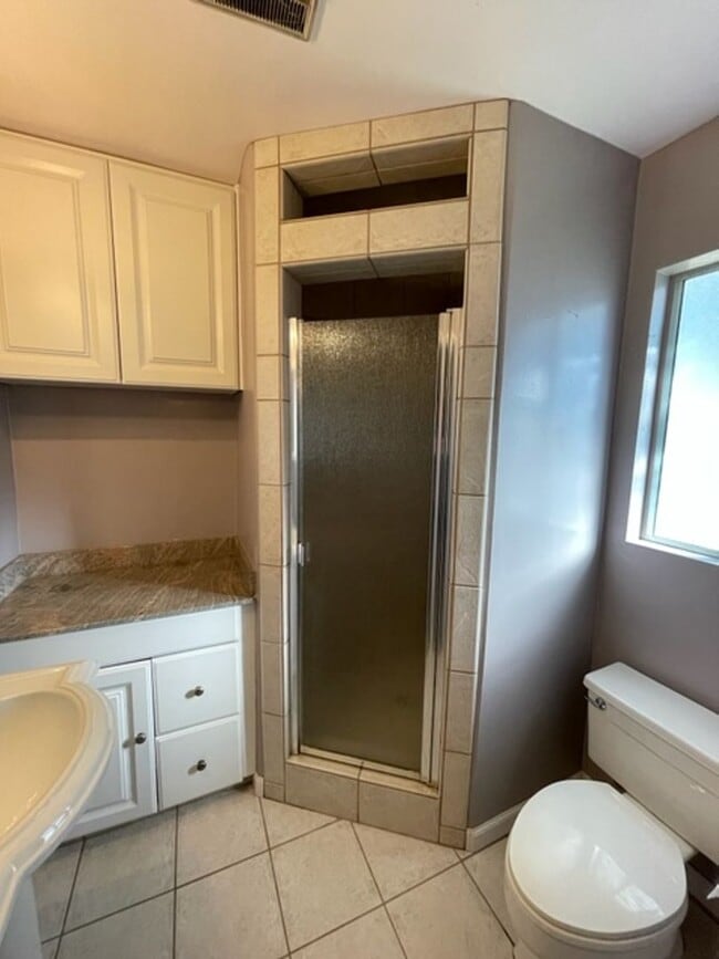 Building Photo - Farm House Living MOVE IN SPECIAL