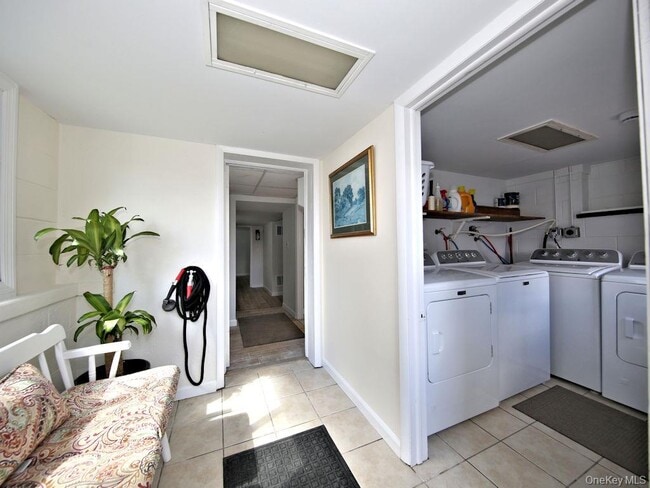 Building Photo - 494 W William St