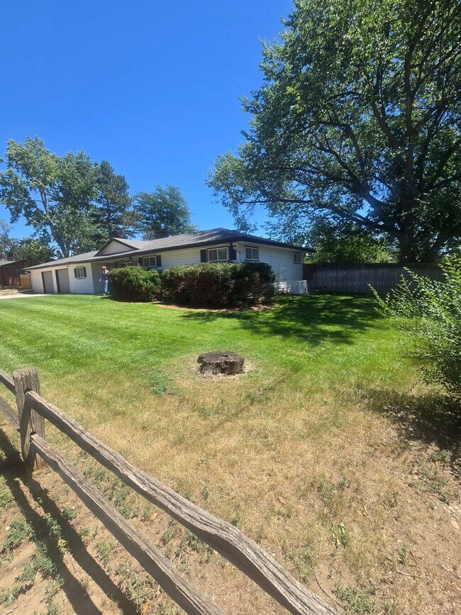 Building Photo - Rural 3 Bedroom Home in Fort Collins with Attached Garage and HUGE Yard Now Available! NO HOA!