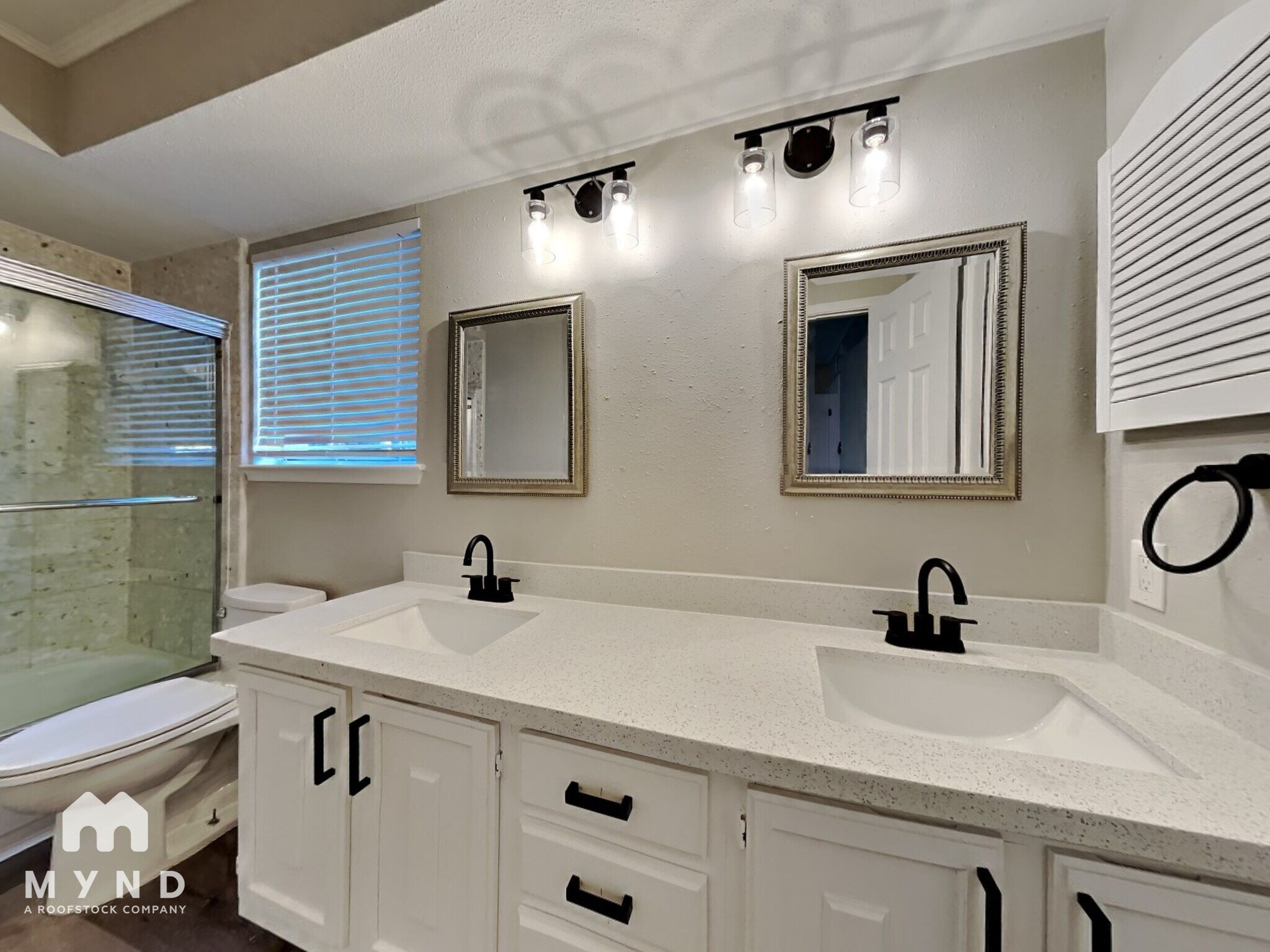 Building Photo - 2052 Lakeside Dr