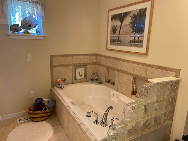 Large soaking tub - 4441 S 188th St