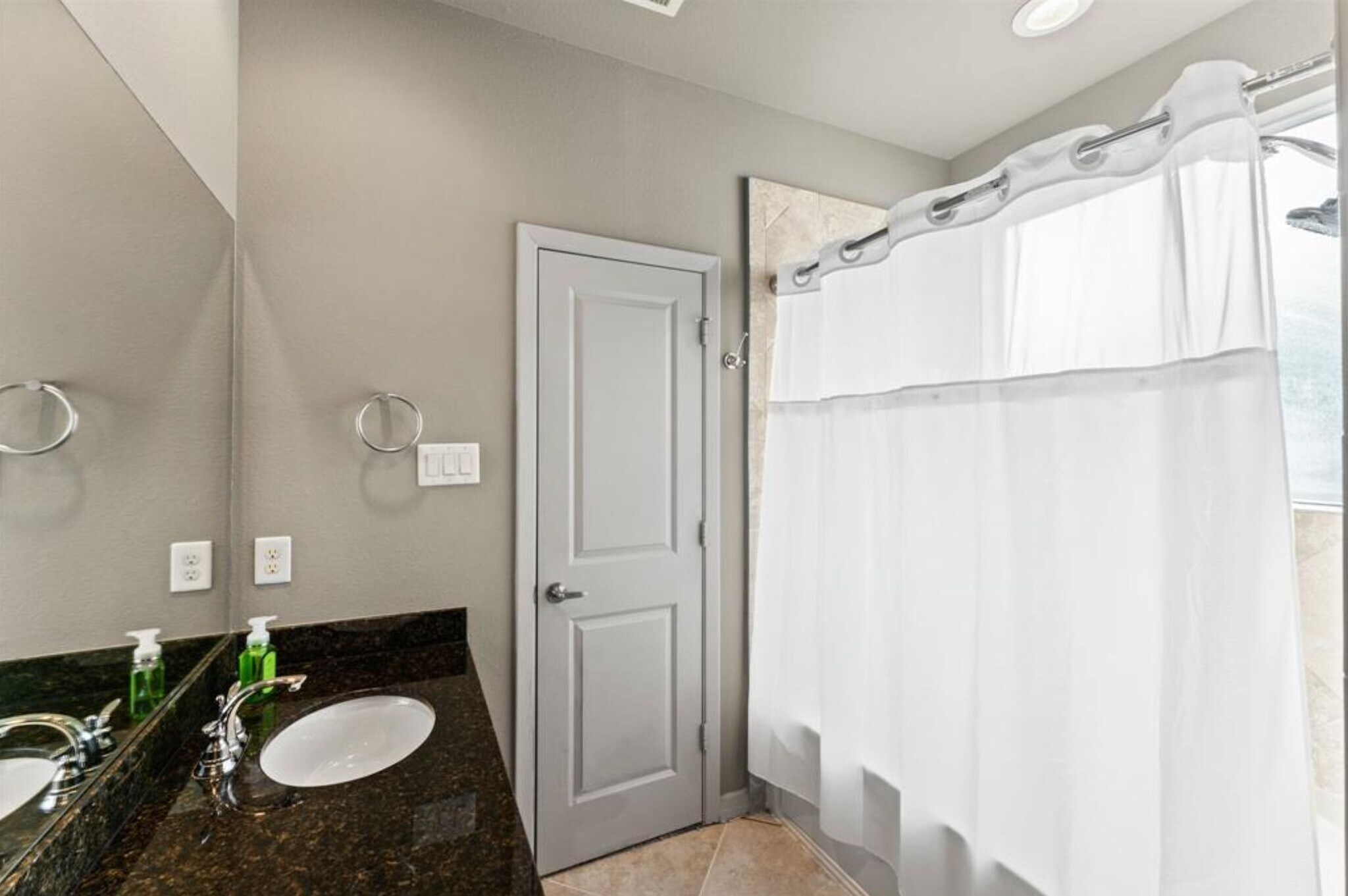 Building Photo - 235 N Lenox St