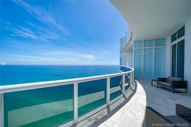 Building Photo - 15811 Collins Ave