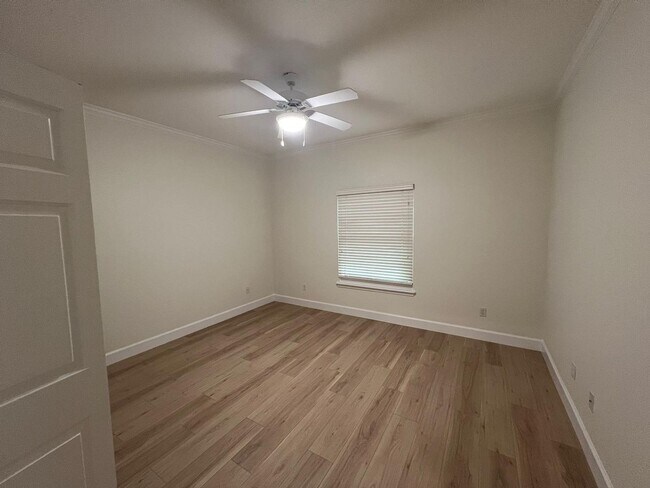 Building Photo - Fully renovated 3 bedroom/ 2.5 bathroom ho...