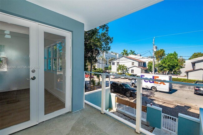 Building Photo - 824 SE 12th Ct