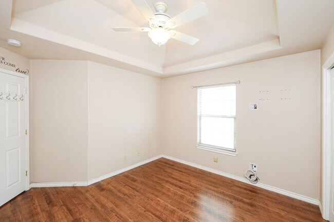 Building Photo - 402 Cayman Ct