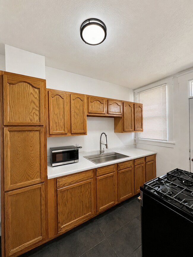 Building Photo - 303 Broadway Ave