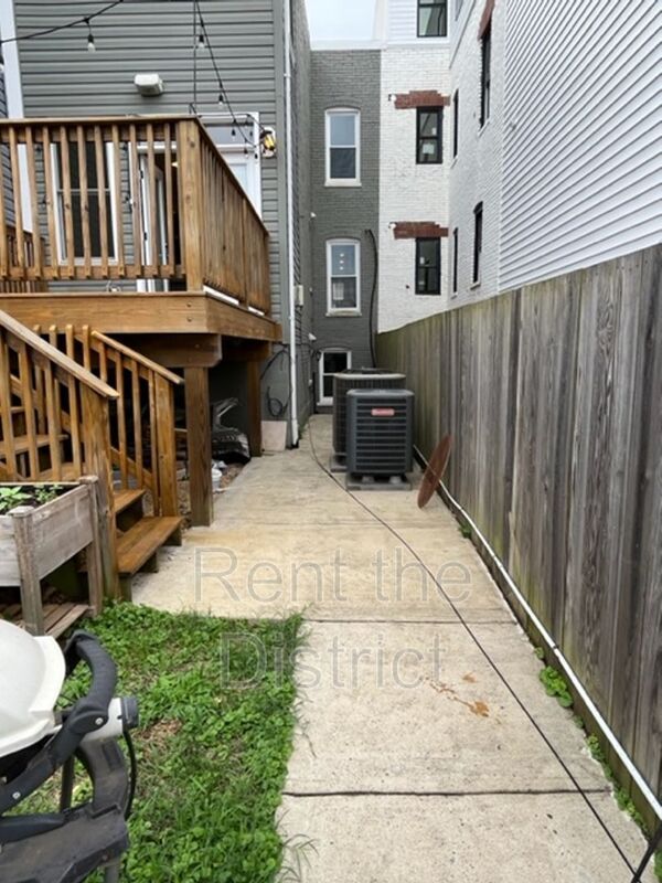 Building Photo - 421 Newton Pl NW