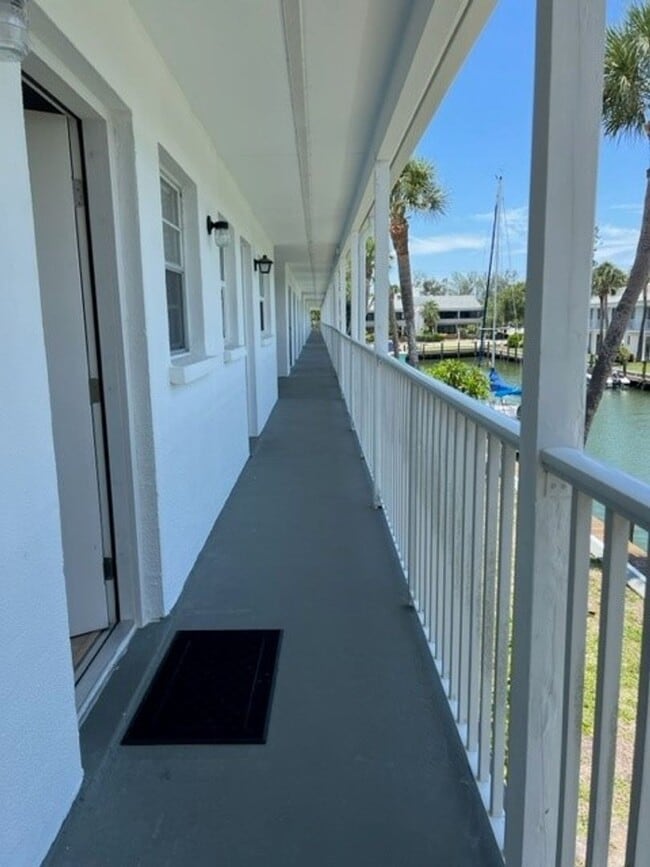 Building Photo - 1BR/1BA Newly Renovated Canal front Condo on Venice Island