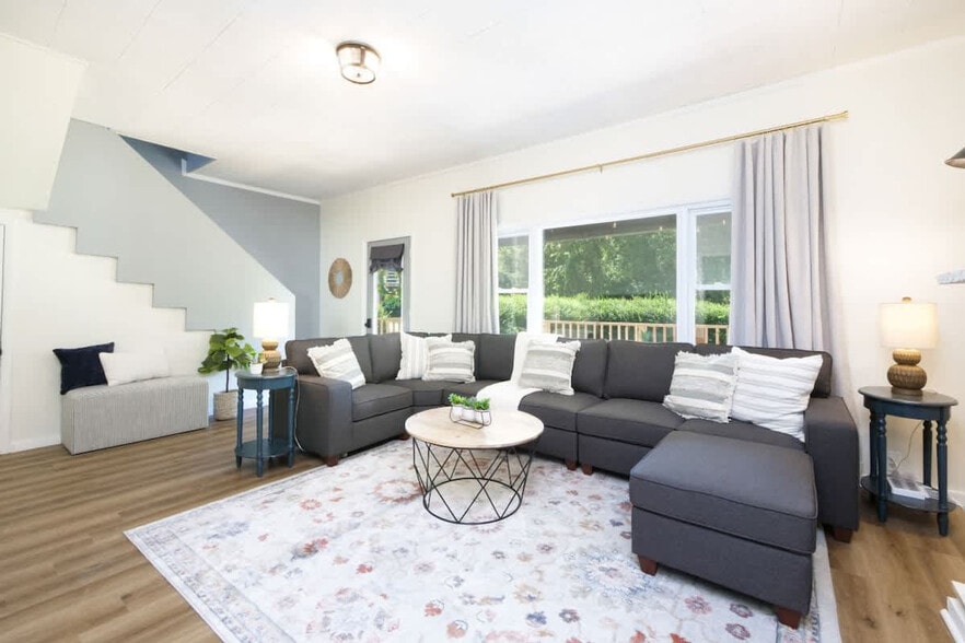 Building Photo - 729 E State St