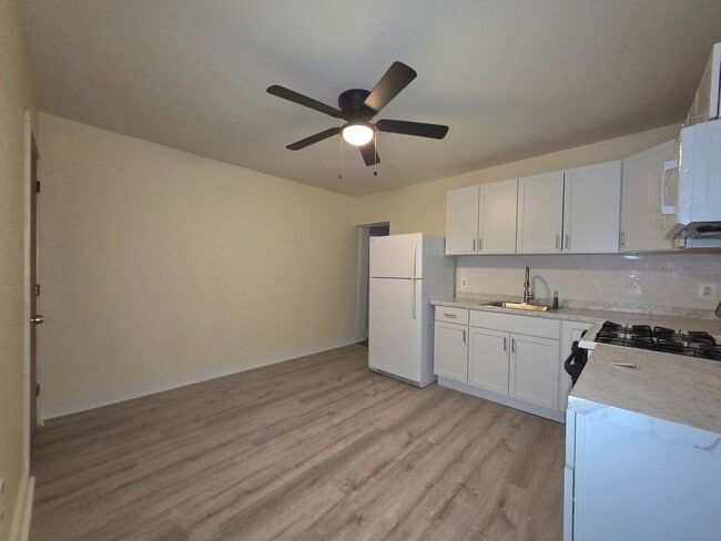 Building Photo - Freshly Renovated 2 Bedroom Townhome!