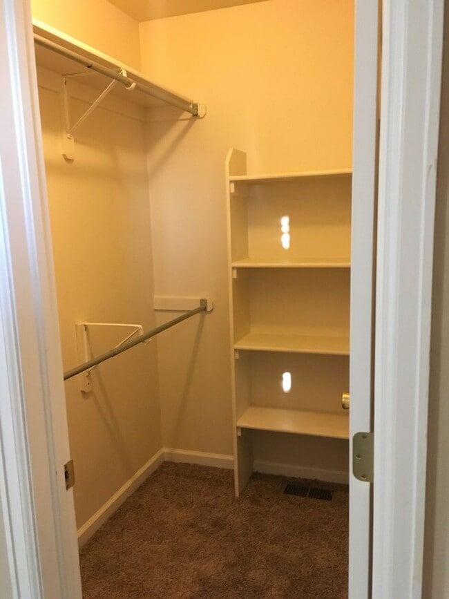 Building Photo - PET FRIENDLY 4 BEDROOM, 3 BATHROOM HOME WI...