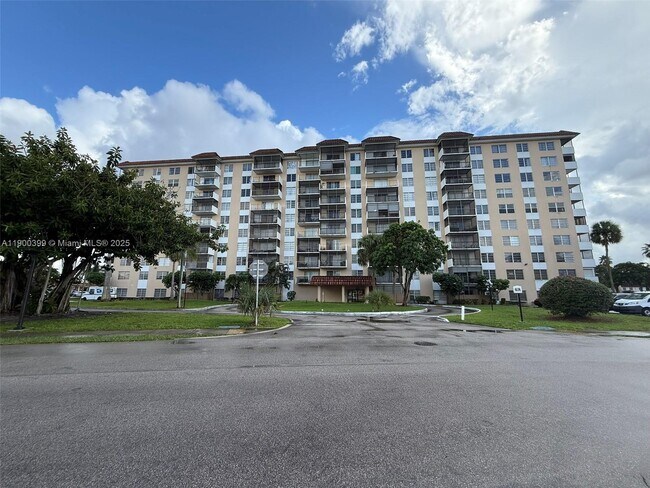 Building Photo - 4174 Inverrary Dr