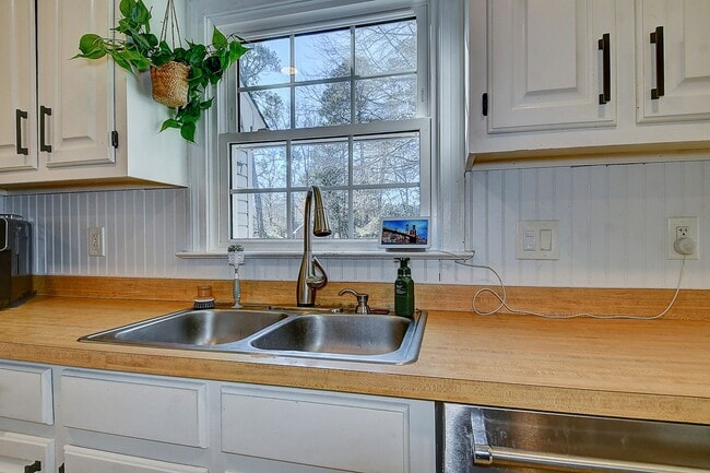 Building Photo - Spacious Ranch in Hickory