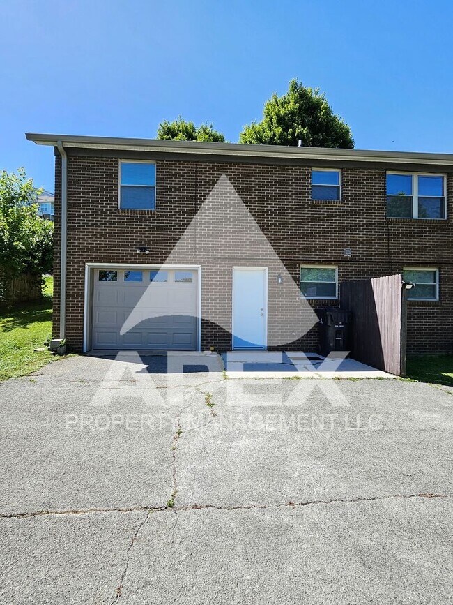 Building Photo - Renovated - 2 Bd 2.5 Ba Townhouse Duplex w/Huge Bonus room and oversized 1-car garage in West Kno...