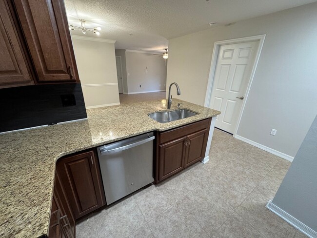 Building Photo - Oviedo 2/2 Condo with Tile & LVP Flooring,...