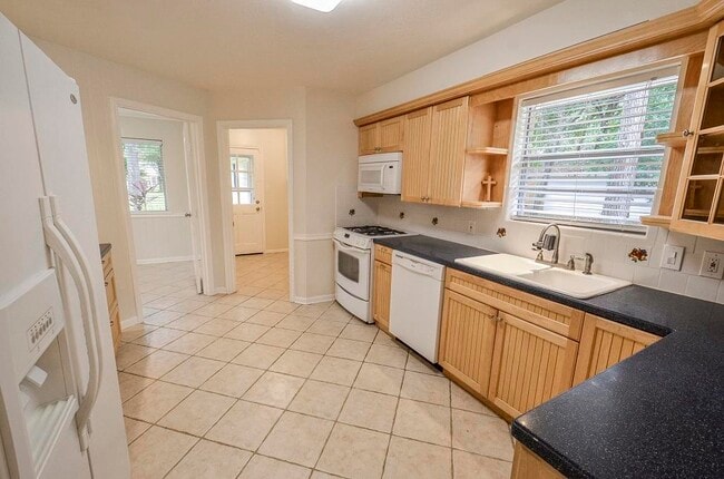 Building Photo - 25602 Oakhurst Dr