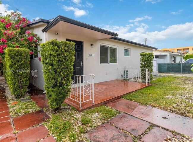 Building Photo - 2401 SW 31st Ave