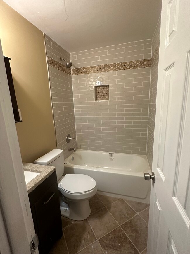 Building Photo - 1113 Rossiter Dr