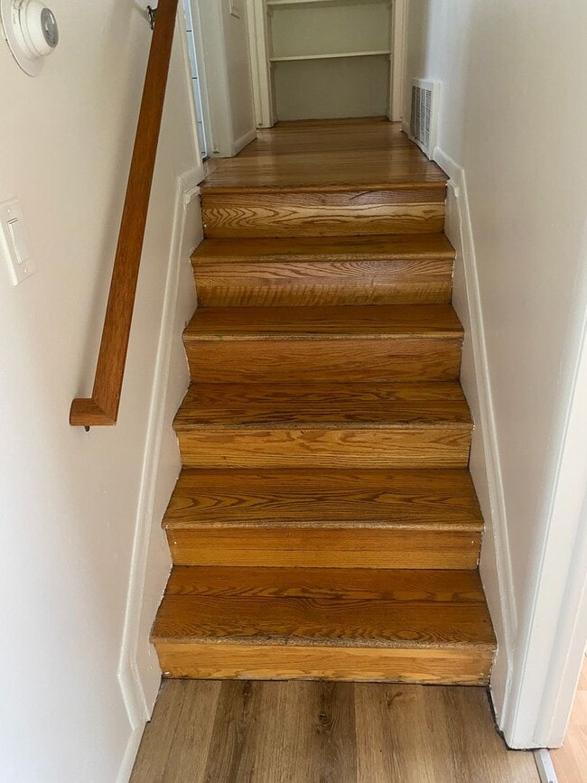 Building Photo - Newly painted 3 bedroom 1 bathroom bi-leve...