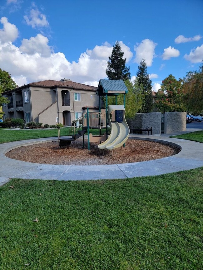 Building Photo - Adorable 3 bedroom 2 bath Condo