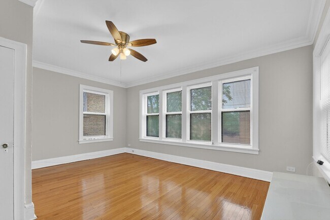 Building Photo - 6815 S Crandon Ave
