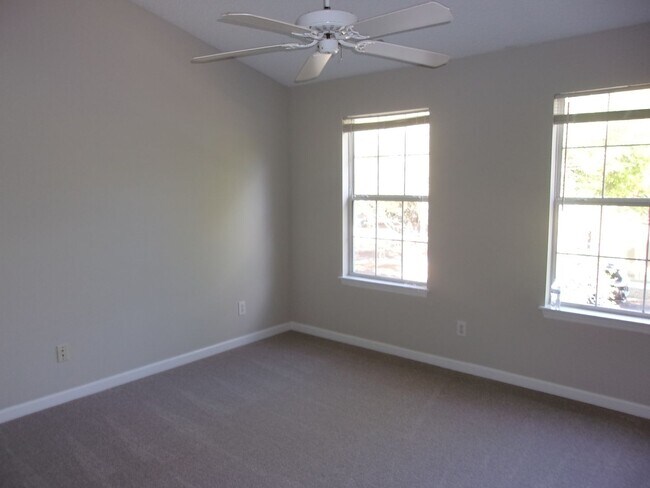 Building Photo - 3 Bedroom / 2.5 Bathroom with 2 car garage...