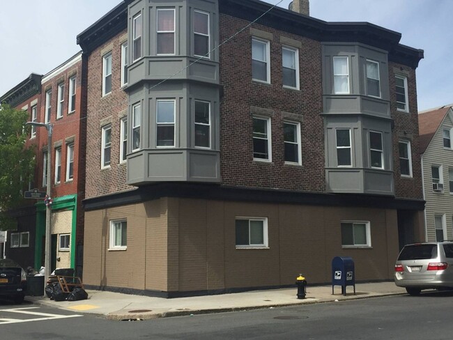 Building Photo - Beautiful 4 Bed Unit Right In East Boston