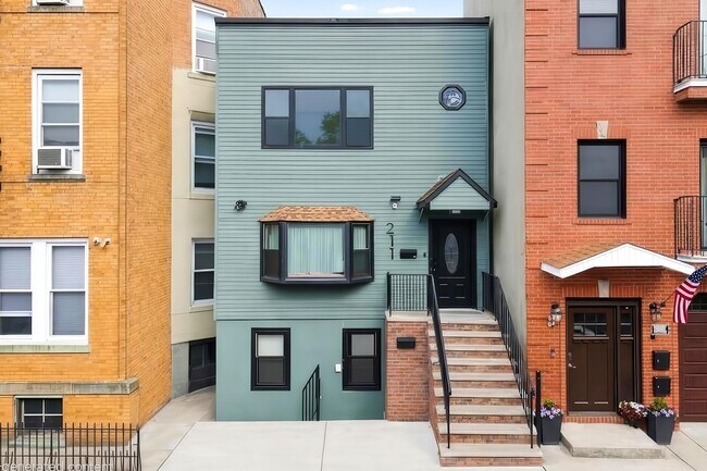 Building Photo - 211 New York Ave