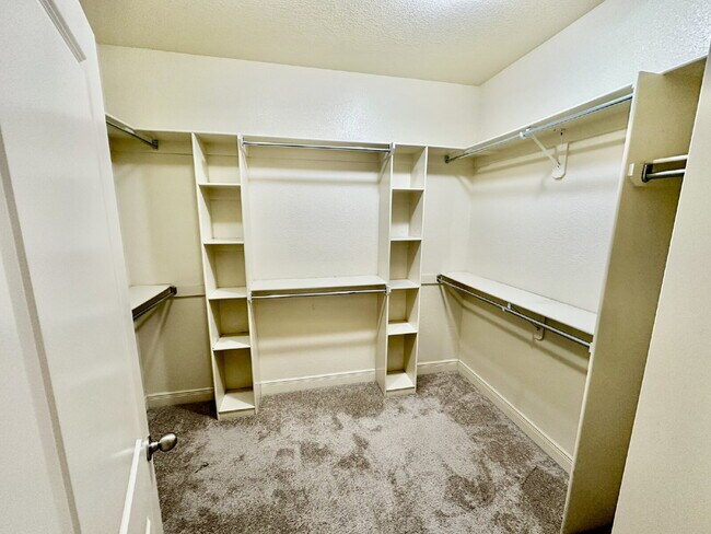 Building Photo - 6613 W Valley View Rd