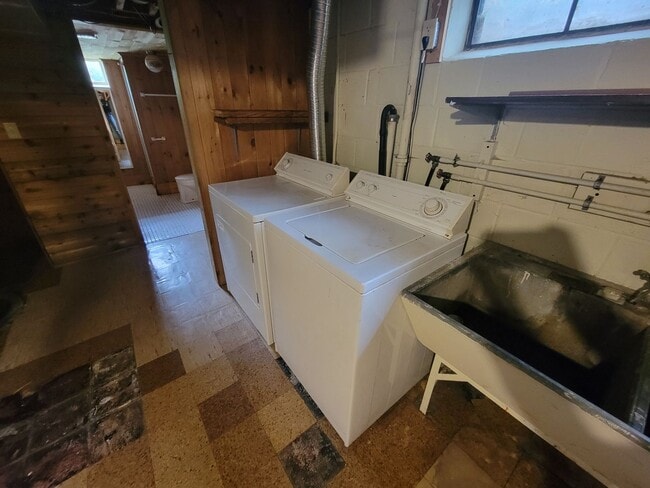 Building Photo - AVAILABLE JUNE - 5 Bed/2 Bath Home Close To Campus!