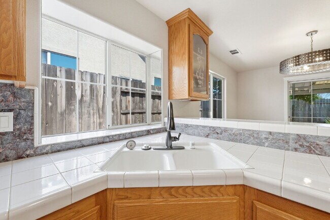 Building Photo - Executive Rental in Gold Hills