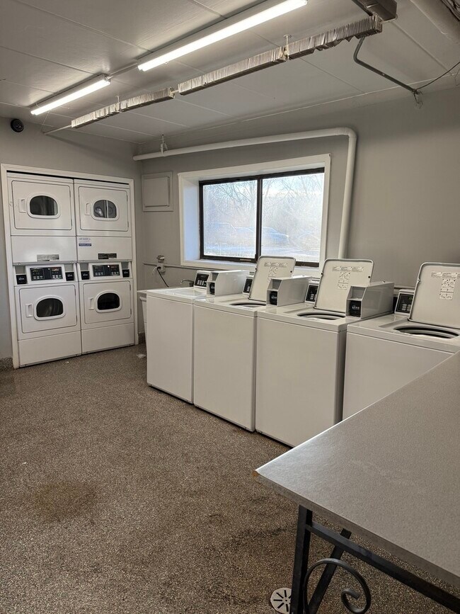 Building Photo - 138 E Bailey Rd