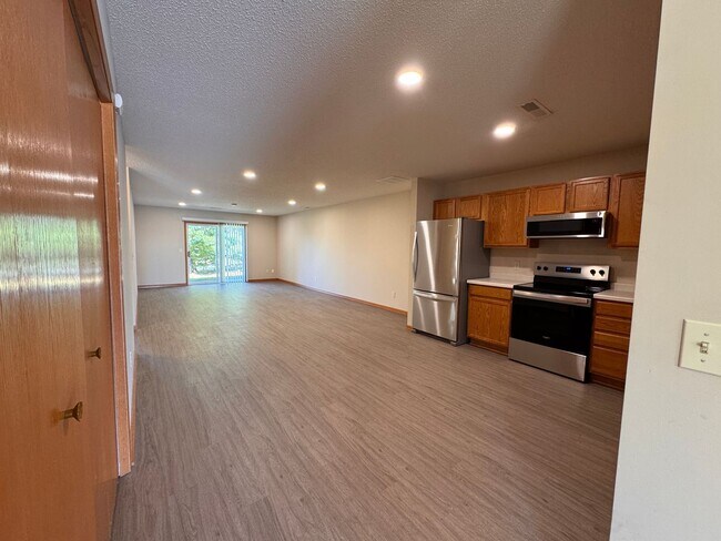 Building Photo - Fully Updated 2 Bed, 1 Bath End-Unit Townhome
