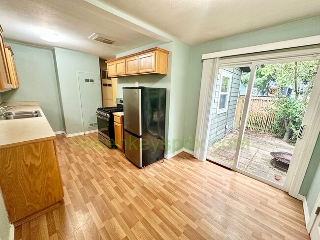 Building Photo - 2 Bedroom House with Backyard full of Frui...