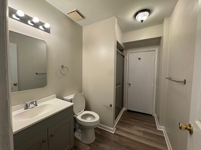 Building Photo - 135 Chaucer Rd