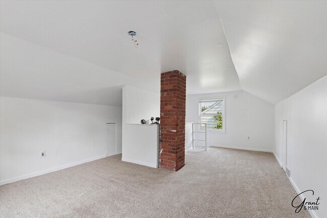 Building Photo - 3 Bedroom - 1 Bath- $1,150.00