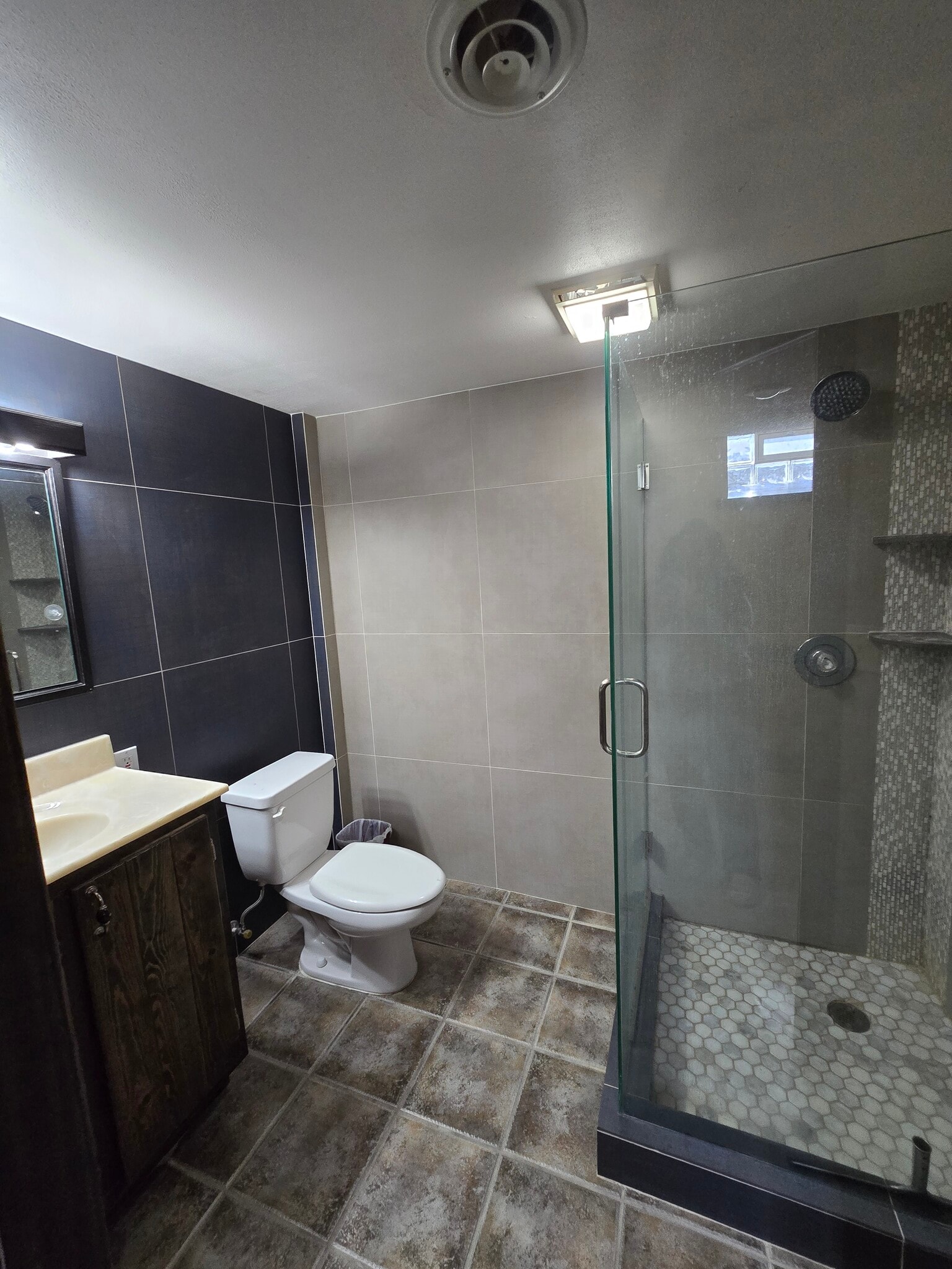 Building Photo - 8145 S White Oak Dr