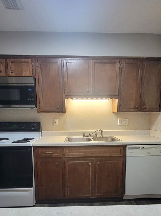 Building Photo - Adorable 2-Bedroom, 2-Bath Townhome Near A...