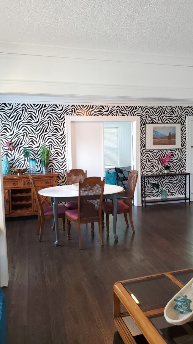 Building Photo - 1916 N Oliver Ave