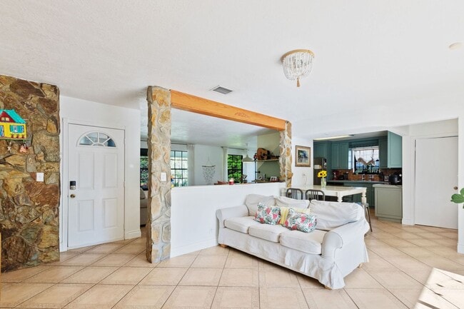 Building Photo - Beautiful Rustic Contemporary Duplex in Cu...