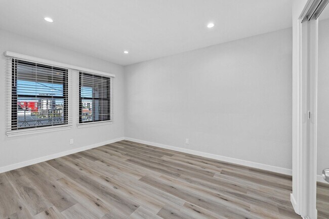 Building Photo - HILLCREST GREAT RENOVATED ONE BEDROOM APARTMENT.