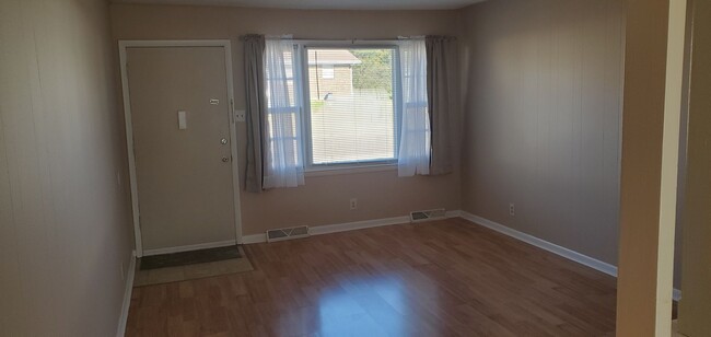 Building Photo - 2bd, 1 ba duplex, central N Columbia near ...