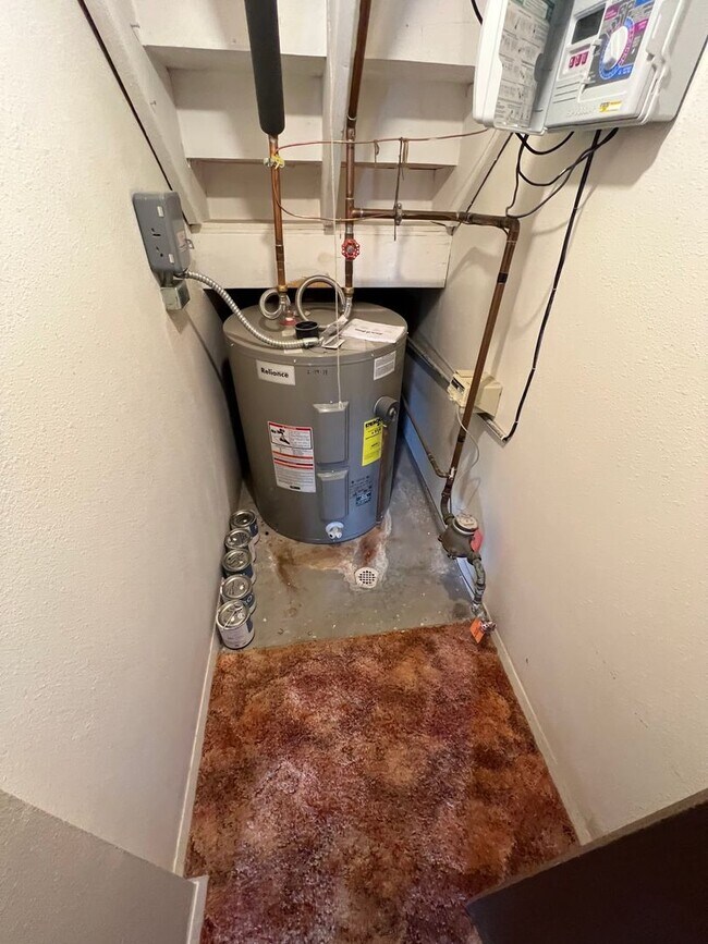 Building Photo - 3 Bedroom, 1.5 Bath Townhome W/ Attached S...
