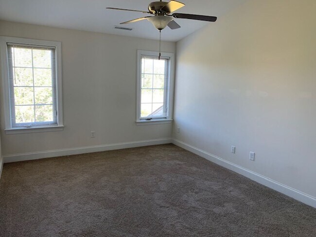 Building Photo - Stunning Brick Townhome with Garage in Tre...