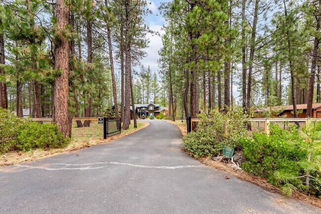 Building Photo - 17028 Cooper Dr