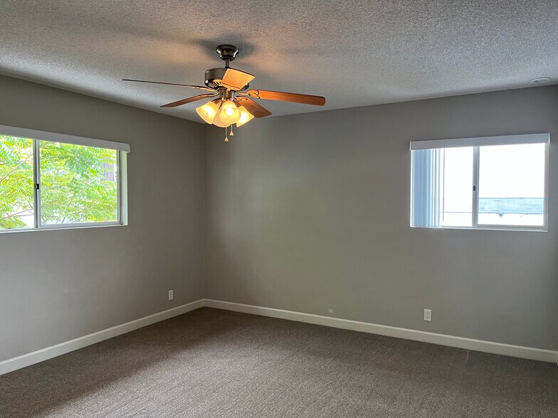lots of natural light - 5935 Mildred Street