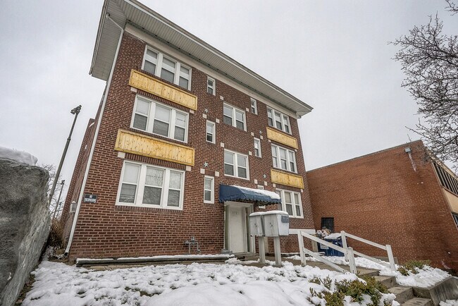 Interior Photo - 3721 Broadway