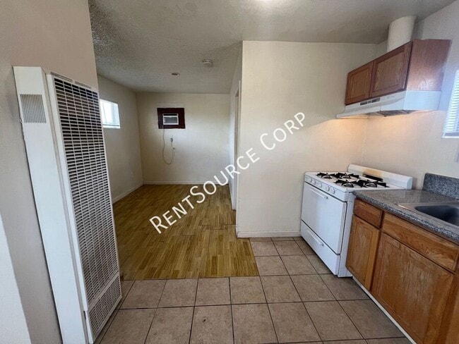 Building Photo - 2542 Main St